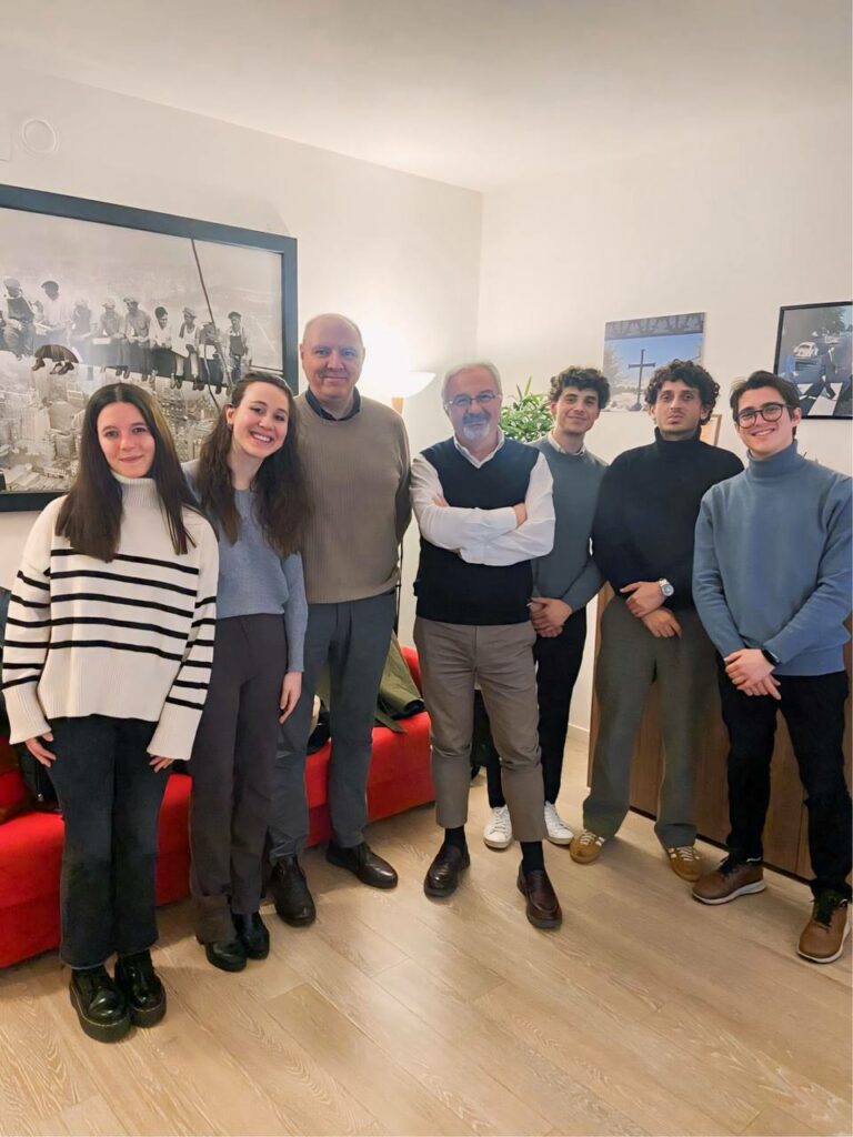 Foto di gruppo con i ragazzi di JeParma e Feelera.