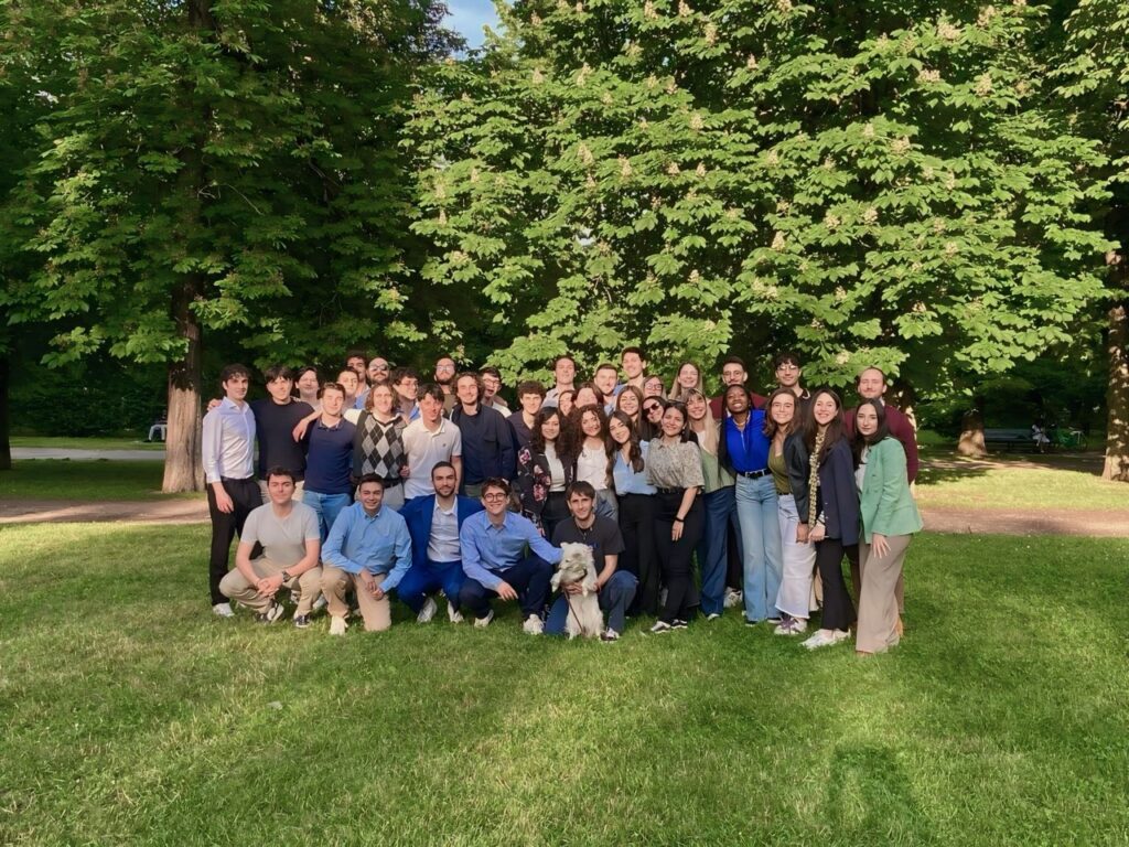 Foto di gruppo di JeParma, con i nuovi associati pronti ad iniziare l'esperienza.