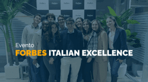 Gruppo di giovani professionisti di JEParma durante l’evento Forbes Italian Excellence a Parma, dedicato all’innovazione e all’eccellenza italiana.